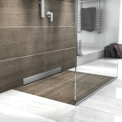 Bei Mepa hält sich der Abfluss bewusst im Hintergrund und rückt vor die Wand. Die Abdeckplatte glänzt in Edelstahl