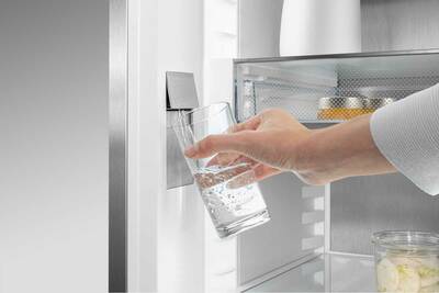 Der im Kühlschrank integrierten Wasserspender InfinitySping...