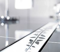 Die Aco Durschrinnenabdeckung aus Sicherheitsglas gibt es in drei Designvarianten