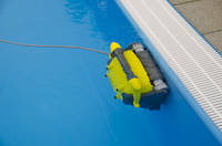 Das Poolbecken wird blitzblank mit einem elektrischen Reiniger wie AquaCat von dinotec