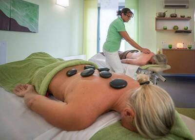 Zum Wohlfühlangebot der Therme gehören auch Massagen und Hot-Stone-Anwendungen (Foto: djd/Bad Griesbach/Dietmar Denger)