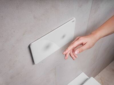 Die elektronisch gesteuerte WC-Betätigungsplatte „Visign for Style 25 sensitive“ von Viega löst die Spülung komplett berührungslos aus