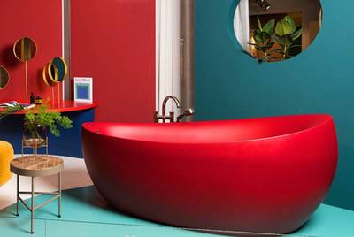 Mut zur Farbe! Im Kontrast offenbart sich die Wirkung: Villeroy & Boch präsentierte auf der diesjährigen ISH unter anderem die freistehende Aveo New Generation-Badewanne im knalligen Bordeaux-Rot