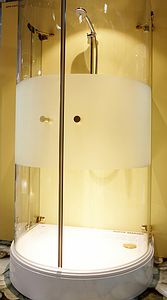 Das attraktive Glasdekor „Intima“ gibt es jetzt für drei Hüppe-Serien Das attraktive Glasdekor „Intima“ gibt es jetzt für drei Hüppe-Serien
