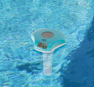 Das digitale Solar Thermometer für Pool und Teich arbeitet dank Solarpanel und Akko völlig autark