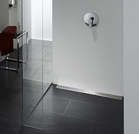 Das Desingrost Poresta® Limit S wird einfach auf das Duschrinnenboard aufgesetzt Das Desingrost Poresta® Limit S wird einfach auf das Duschrinnenboard aufgesetzt