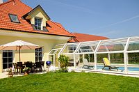 Der Schwimmbadbereich kann direkt vom Wohnhaus aus betreten werden Der Schwimmbadbereich kann direkt vom Wohnhaus aus betreten werden
