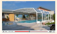 In mehreren Videos werden die komfortablen Funktionen der eleganten Poolüberdachungen von Paradiso gezeigt
