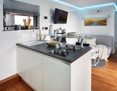 Der XXXLutz-Küchen-Wohn-Essbereich besticht durch modernes Design mit Wohlfühlfaktor und lädt zum gemütlichen Beisammensein ein