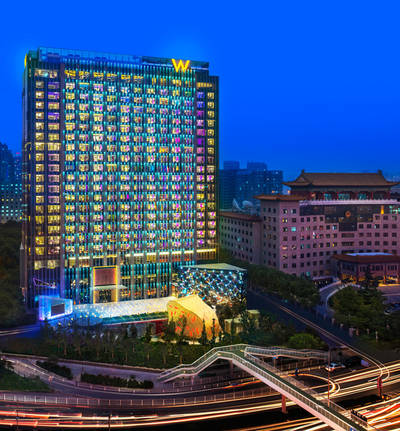 Klare Formen, bunte Farben, aufregende Reflexe - Villeroy & Boch hat dieses Konzept in den Bädern und Waschräumen des exklusiven Design-Hotel W Beijing Chang’ in Peking weitergeführt