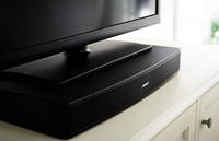 Das Bose Solo TV Sound System passt perfekt unter einen Flachbildschirm, ist aber auch für viele TV-Geräte geeignet