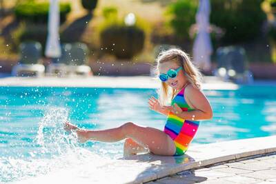 Für Kinder gibt es ohnehin nichts Schöneres als den Pool im eigenen Garten (Foto: djd/Pool-Systems.de/FamVeld/Shutterstock)