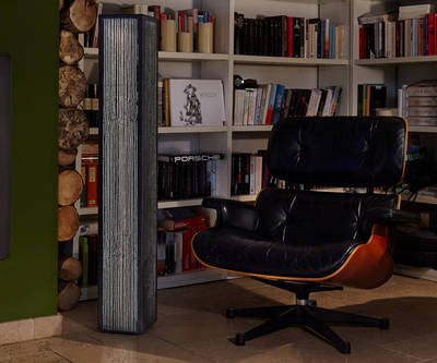 In imposantem Säulendesign von 120 cm Höhe und 18 x 18 cm Grundfläche setzt die skulpturale Stehleuchte Lucem one_tube jeden Innen- oder Außenbereich in Szene