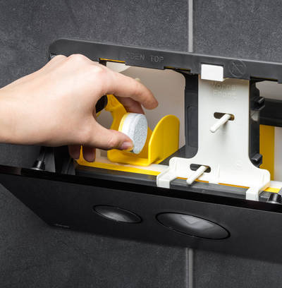 Kein Umbau, kein Fingerklemmen, keine Plastikklemmen: Per Einwurfschacht gleitet der Tap automatisch in den Spülkasten. Eine gute Idee von Viega