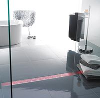 ACO Lightline schaltet sich automatisch ein, sobald Wasser die Duschrinne erreicht