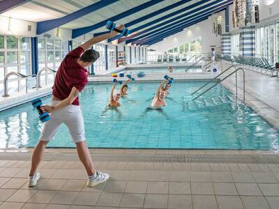 Wer möchte, kann an der stündlichen Wassergymnastik in der Therme teilnehmen (Foto: djd/Bad Griesbach/Dietmar Denger)