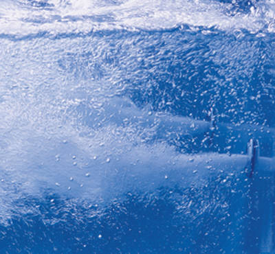 Druckkraftverstärkte Wasserdüsen bringen beim neuen Whirlpoolsystem TurboTense das Wasser zum Sprudeln
