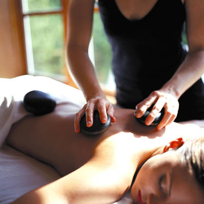 Die Hot Stone Massage ist nur eine von vielen Entspannungsmöglichkeiten im Vital Spa (Fotos Staatl. Kurverwaltung)