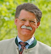 Dr. h. c. Peter Jentschura besch�ftigt sich seit vielen Jahren intensiv mit basischer Pflege von Kopf bis Fu�