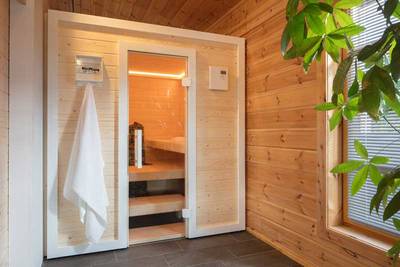 Sauna aus finnischer Polarfichte gibt es bei B+S Finnlandsauna auch maßgeschneidert