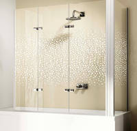 Baden oder schöner Duschen - die neuen dreiteiligen Badewannenduschabtrennungen der Serie „Hüppe Design elegance“ ermöglichen beides
