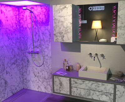 Das Badezimmer von Rehau auf der imm cologne zeigte eindrucksvoll die Möglichkeiten einer individuellen Ambiente-Beleuchtung