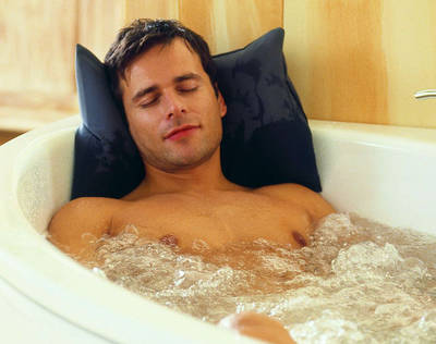 Auch Männer tauchen gerne ein in ein Wohlfühlbad