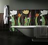 Elegant bl�hen die handgemalten Tulpen auf den Fliesen im gro�artigen Format von 20 mal 100 Zentimeter