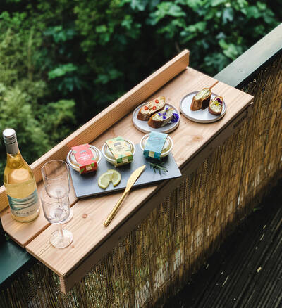 Für Drinks, Snacks oder Blumentöpfe - die Balkonbar schafft Platz