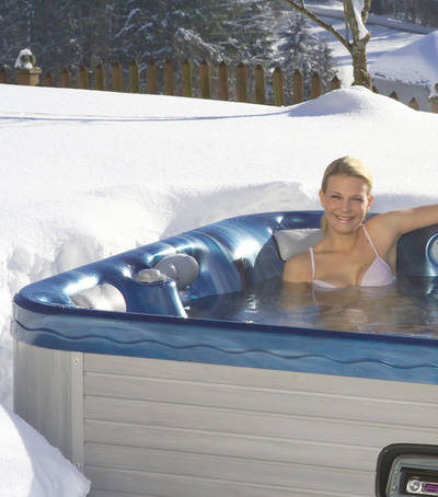 Ein Bad im Whirlpool auch bei Schnee und Eis ein großartiges Vergnügen