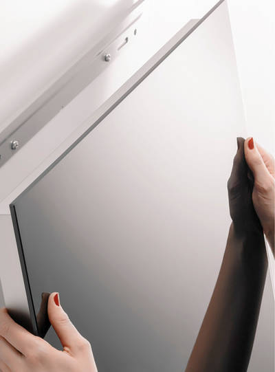 Die schlanken AEG Glasheizungen sind in der Spiegelvariante ideal für das Bad oder den Wellnessbereich und lassen sich sehr einfach anbringen