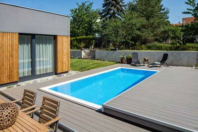 Auch die mobile Abdeckung des Pools, mit einer Fläche von 26 m2, die zusätzlich als Terrasse dient, besteht aus Twinson Dielen