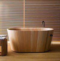 Die Badewanne Ofurò ist aus edlem Lärchenholz gefertigt Die Badewanne Ofurò ist aus edlem Lärchenholz gefertigt
