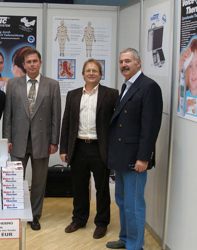 Professor Grönemeyer mit Gottfried Klingberg (links) und Wolfgang Mähling (rechts) von wellness-design-company