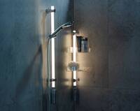 Das LED Duschregal von Wenko erhellt dunkle Ecken im Bad