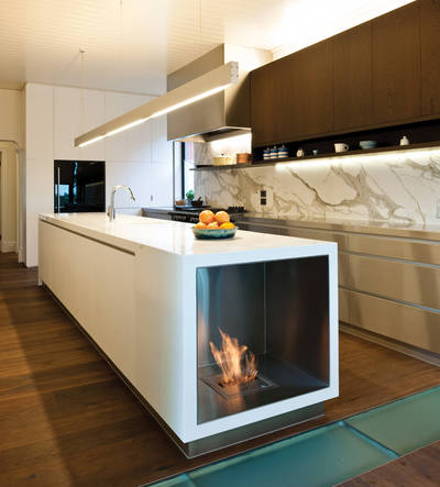 Eine offene Wohnküche wird mit den Brennern und Fireboxen von EcoSmart Fire zum Highlight des Raums