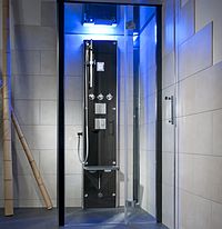 Mit Schnellheizung, LED-Licht und Audioanschluss ist die Saniku Multifunktionsdusche ein echter Genuss