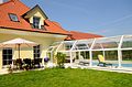 Der Schwimmbadbereich kann direkt vom Wohnhaus aus betreten werden