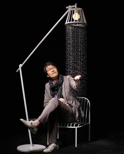 Oki Sato, kreativer Kopf des japanischen Designstudios Nendo, spielt in seinem Axor WaterDream mit der kunstvollen Verschiebung von Begriffen und Bedeutungen. Er verknüpft das Lesen unter einer Lampe im Wohnzimmer und Duschen im Badezimmer ohne räumliche Zuordnung
