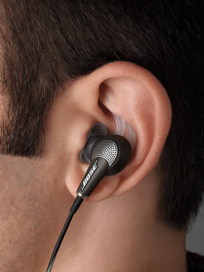 Die Bose QuietComfort® 20 Headphones sind stabil und passen sich sicher der individuellen Ohrform an