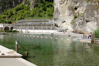 Im fränkischen Pottenstein wurde die Jugendstilbadeanlage aus den 1920er Jahren liebevoll restauriert. Gäste können nun in natürlichem Wasser baden