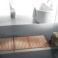 ShowerDrain mit Holzrost außerhalb und Abdeckung aus Mineralwerkstoff innerhalb der Dusche ShowerDrain mit Holzrost außerhalb und Abdeckung aus Mineralwerkstoff innerhalb der Dusche