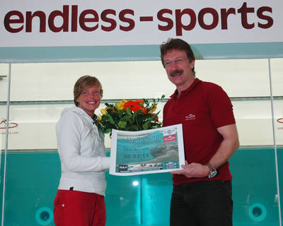 Zwei Schwimmbegeisterte: Georg Hof von Endless Sports gratuliert Vicki Grunicke zum Weltrekord