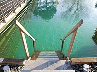 Abkühlung im Swimming-Teich - außergewöhnlich erfrischend. Der natürliche Badespaß lockt viele Besucher nach Wellneuss Abkühlung im Swimming-Teich - außergewöhnlich erfrischend. Der natürliche Badespaß lockt viele Besucher nach Wellneuss