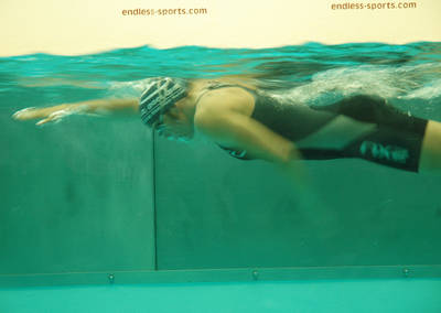 Auf der Messe in Aktion: Vicki Grunicke, die frisch gebackene Weltrekordlerin im Dauerschwimmen