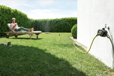 Mit dem SensoTimer ST 6 Smart Home von Kärcher lässt sich der heinmische Garten auf intelligente Weise ressourcensparend bewässern