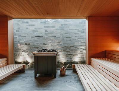 Die Finnische Sauna verwöhnt mit nordischer Ursprünglichkeit und begeistert mit einem authentisch heißen Saunagefühl