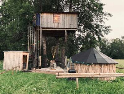 Das urige Baumhaus steht in Südschweden