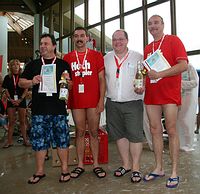 Rolf Auerbach (li.) und Holger Dahlmann (3. li.) gratulieren Uwe de Jongh und Bernd Metzner vom Team „Die Bedenkenträger“ zum 1. Platz Rolf Auerbach (li.) und Holger Dahlmann (3. li.) gratulieren Uwe de Jongh und Bernd Metzner vom Team „Die Bedenkenträger“ zum 1. Platz