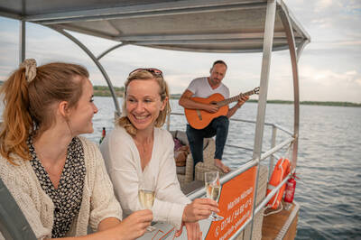 Mit dem führerscheinfreien Grillboot „Wohlfühl-Lounge“ können Gäste den Geiseltalsee erkunden. Bildnachweis: Saale-Unstrut-Tourismus e.V., Falko Matte